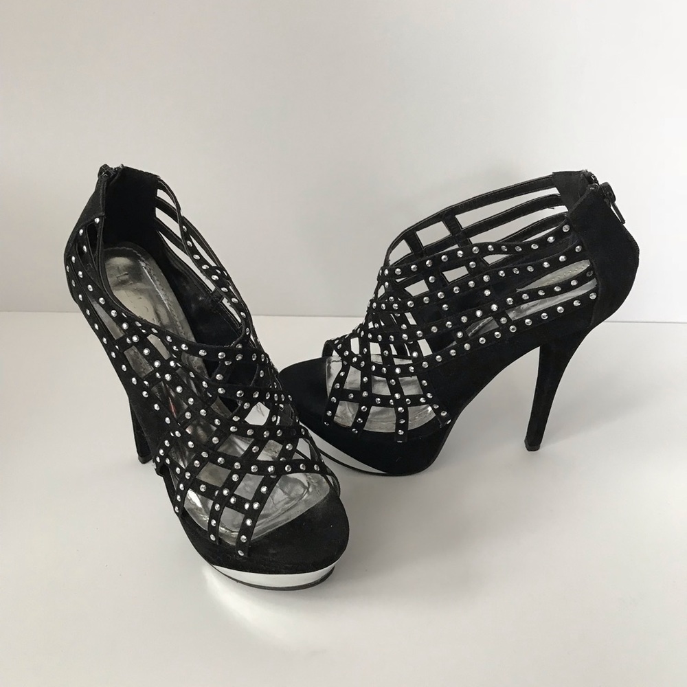 ‼️SOLD‼️ Women’s studded platforms
